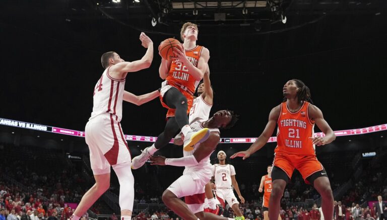 Illinois tops No. 19 Arkansas 90-77