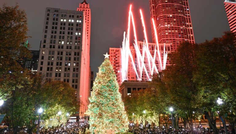 Miles de personas se reúnen para el encendido del árbol de Navidad de Chicago 2024 en Millennium Park