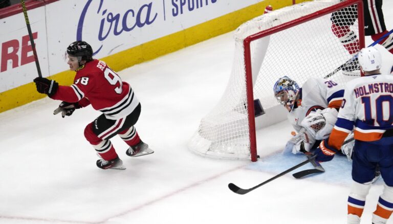 Blackhawks' resilient effort pushes them past Islanders