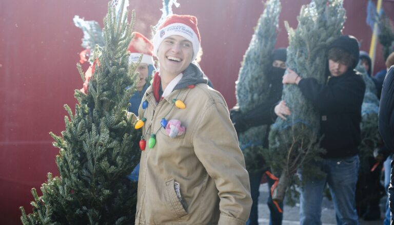 'Christmas Tree Ship' delivers more than 1,000 trees at Navy Pier for families in need