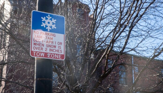 Conductores reciben avisos la primera mañana de la prohibición de estacionamiento invernal en Chicago