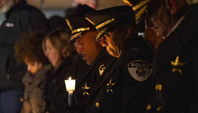 Hundreds gather at vigil for slain Oak Park Detective Allan Reddins