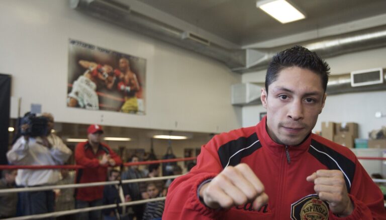 Israel Vázquez, three-time world boxing champion from Mexico, dies at 46