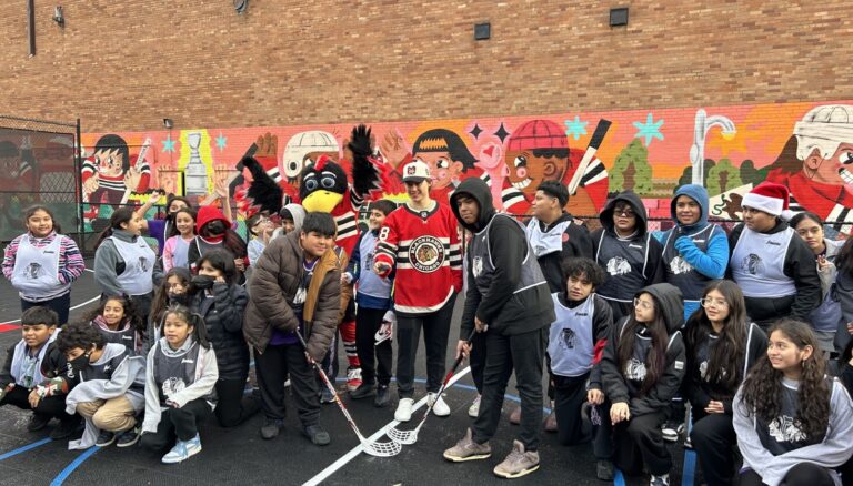 Los Blackhawks y la NHL inauguran una pista de hockey al aire libre en La Villita