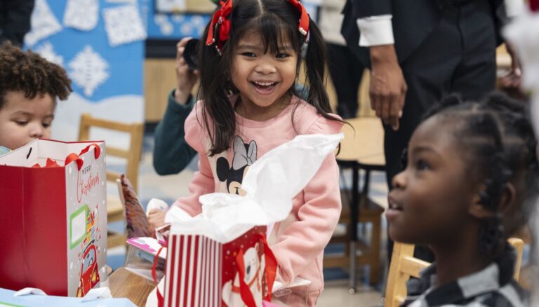 Santa Claus surprises kids at Oakland elementary school: 'It's maximum joy'