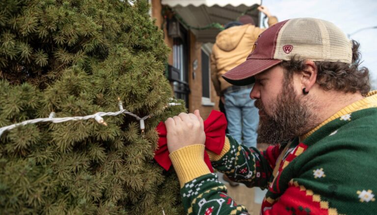 Volunteers decorate hundreds of homes along King Drive for the holidays: 'This is a beacon of light'